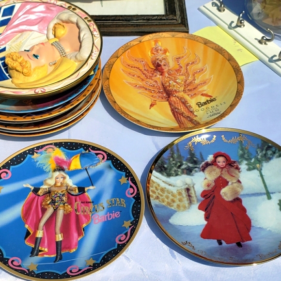 Multiple Collectable Barbie porcelain plates - Picture 4 of 16